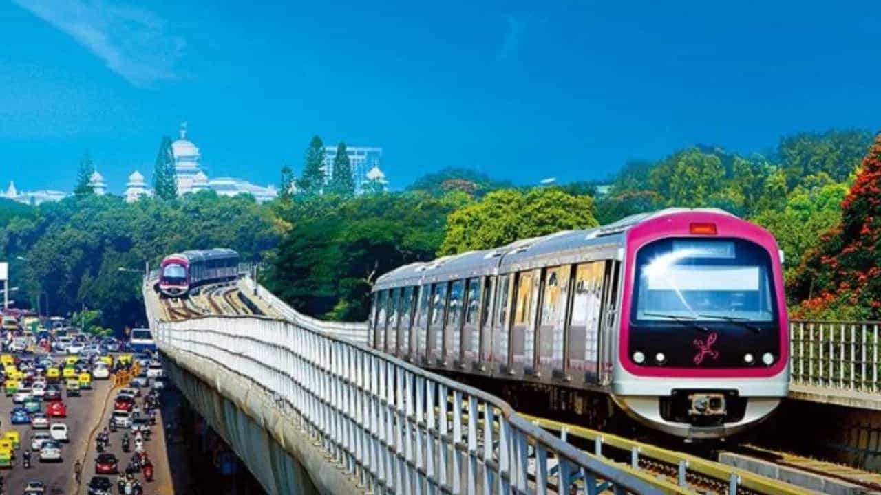 ಬೆಂಗಳೂರು: ತಾಂತ್ರಿಕ ದೋಷದಿಂದ ಕಬ್ಬನ್ ಪಾರ್ಕ್ ಮೆಟ್ರೋ ನಿಲ್ದಾಣ ಬಂದ್ ಆಗಿ ಪ್ರಯಾಣಿಕರ ಪರದಾಟ ಬೆಂಗಳೂರು: ತಾಂತ್ರಿಕ ದೋಷದಿಂದ ಕಬ್ಬನ್ ಪಾರ್ಕ್ ಮೆಟ್ರೋ ನಿಲ್ದಾಣ ಬಂದ್ ಆಗಿ ಪ್ರಯಾಣಿಕರ ಪರದಾಟ