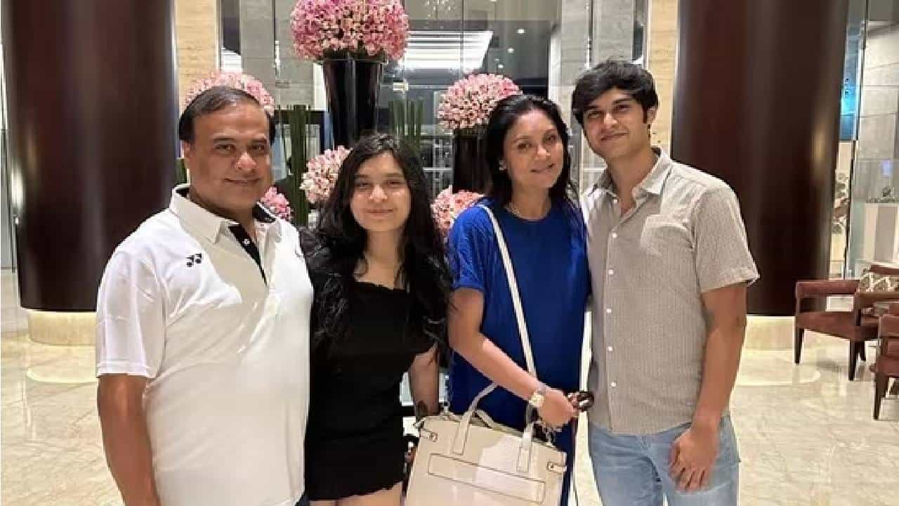 ಅಸ್ಸಾಂ ಸಿಎಂ ಪುತ್ರನಿಗಿದೆ ಬೆಂಗಳೂರು ನಂಟು: ಪ್ರತಿಷ್ಠಿತ ಕಾನೂನು ಕಾಲೇಜಿನಲ್ಲಿ ನಂದಿಲ್ ಶರ್ಮಾ ವ್ಯಾಸಂಗ ಅಸ್ಸಾಂ ಸಿಎಂ ಪುತ್ರನಿಗಿದೆ ಬೆಂಗಳೂರು ನಂಟು: ಪ್ರತಿಷ್ಠಿತ ಕಾನೂನು ಕಾಲೇಜಿನಲ್ಲಿ ನಂದಿಲ್ ಶರ್ಮಾ ವ್ಯಾಸಂಗ
