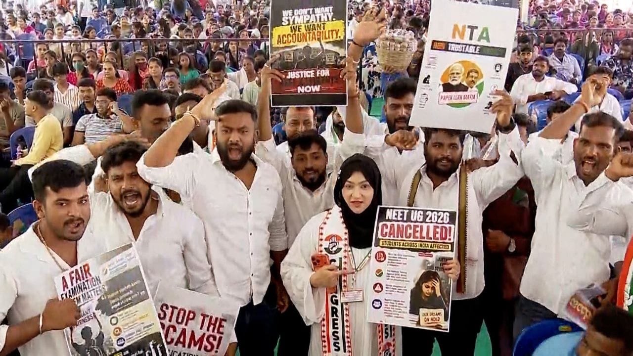 ರಾಜಧಾನಿಯಲ್ಲಿ ಹೈ ಅಲರ್ಟ್: NTA ಮತ್ತು ನೀಟ್ ಹಗರಣದ ವಿರುದ್ಧ ಬೀದಿಗಿಳಿದ ಸಾವಿರಾರು ಹಸ್ತ ಪಡೆ; ಪೊಲೀಸರೊಂದಿಗೆ ವಾಗ್ವಾದ! ರಾಜಧಾನಿಯಲ್ಲಿ ಹೈ ಅಲರ್ಟ್: NTA ಮತ್ತು ನೀಟ್ ಹಗರಣದ ವಿರುದ್ಧ ಬೀದಿಗಿಳಿದ ಸಾವಿರಾರು ಹಸ್ತ ಪಡೆ; ಪೊಲೀಸರೊಂದಿಗೆ ವಾಗ್ವಾದ!