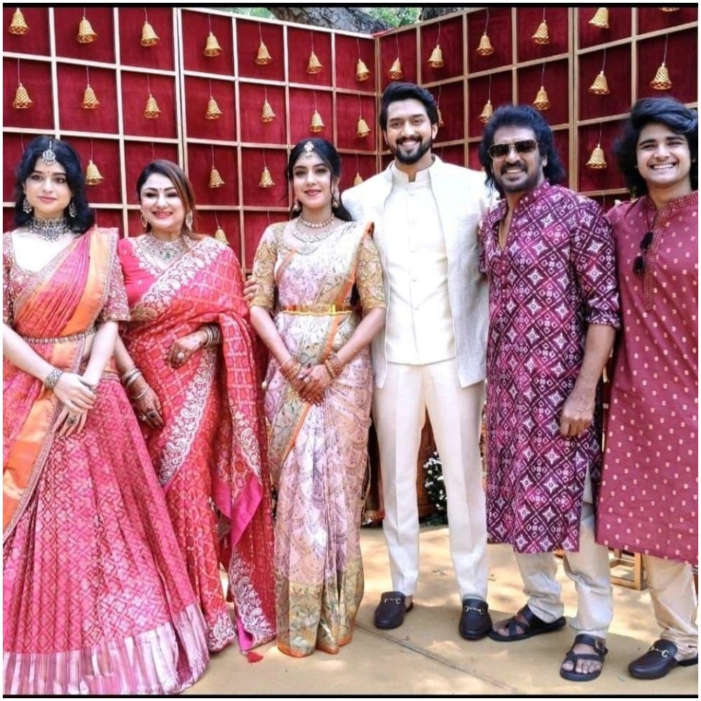 ಸ್ಯಾಂಡಲ್ವುಡ್ ರಿಯಲ್ ಸ್ಟಾರ್ ಉಪೇಂದ್ರ ಅವರ ಕುಟುಂಬದಲ್ಲಿ ಈಗ ಮದುವೆ ಸಂಭ್ರಮ ಮನೆಮಾಡಿದೆ. ಅವರ ಮನೆಯಲ್ಲಿ ಸದ್ಯ ನಿಶ್ಚಿತಾರ್ಥದ ಸಡಗರ ಜೋರಾಗಿ ನಡೆಯುತ್ತಿದೆ.