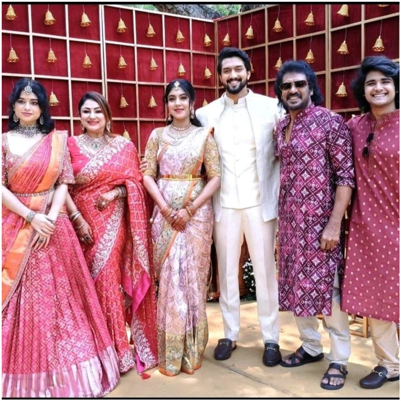 ಸ್ಯಾಂಡಲ್‌ವುಡ್ ರಿಯಲ್ ಸ್ಟಾರ್ ಉಪೇಂದ್ರ ಅವರ ಕುಟುಂಬದಲ್ಲಿ ಈಗ ಮದುವೆ ಸಂಭ್ರಮ ಮನೆಮಾಡಿದೆ. ಅವರ ಮನೆಯಲ್ಲಿ ಸದ್ಯ ನಿಶ್ಚಿತಾರ್ಥದ ಸಡಗರ ಜೋರಾಗಿ ನಡೆಯುತ್ತಿದೆ.
