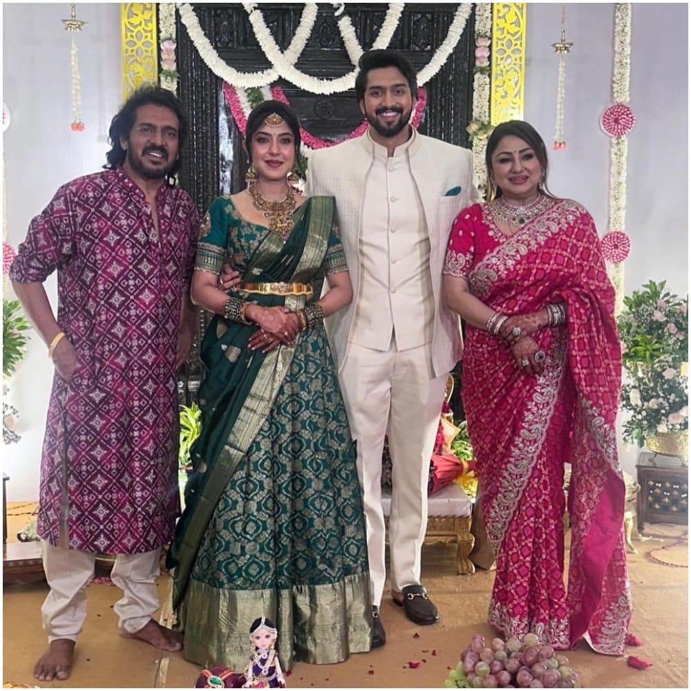 ನಟ ನಿರಂಜನ್ ಸುಧೀಂದ್ರ ಅವರು ಸಂಜನಾ ಬಿ ರಾಜ್ ಎಂಬುವವರ ಜೊತೆ ಅದ್ಧೂರಿಯಾಗಿ ನಿಶ್ಚಿತಾರ್ಥ ಮಾಡಿಕೊಂಡಿದ್ದಾರೆ. ಇಬ್ಬರ ಉಂಗುರ ಬದಲಾವಣೆ ಶಾಸ್ತ್ರ ಶಾಸ್ತ್ರೋಕ್ತವಾಗಿ ನೆರವೇರಿದೆ.