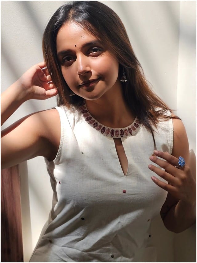 ಕ್ಲಾಸಿ ಲುಕ್ನಲ್ಲಿ ಮಿಂಚಿದ ನಟಿ ನಿಶಾ ರವಿಕೃಷ್ಣನ್