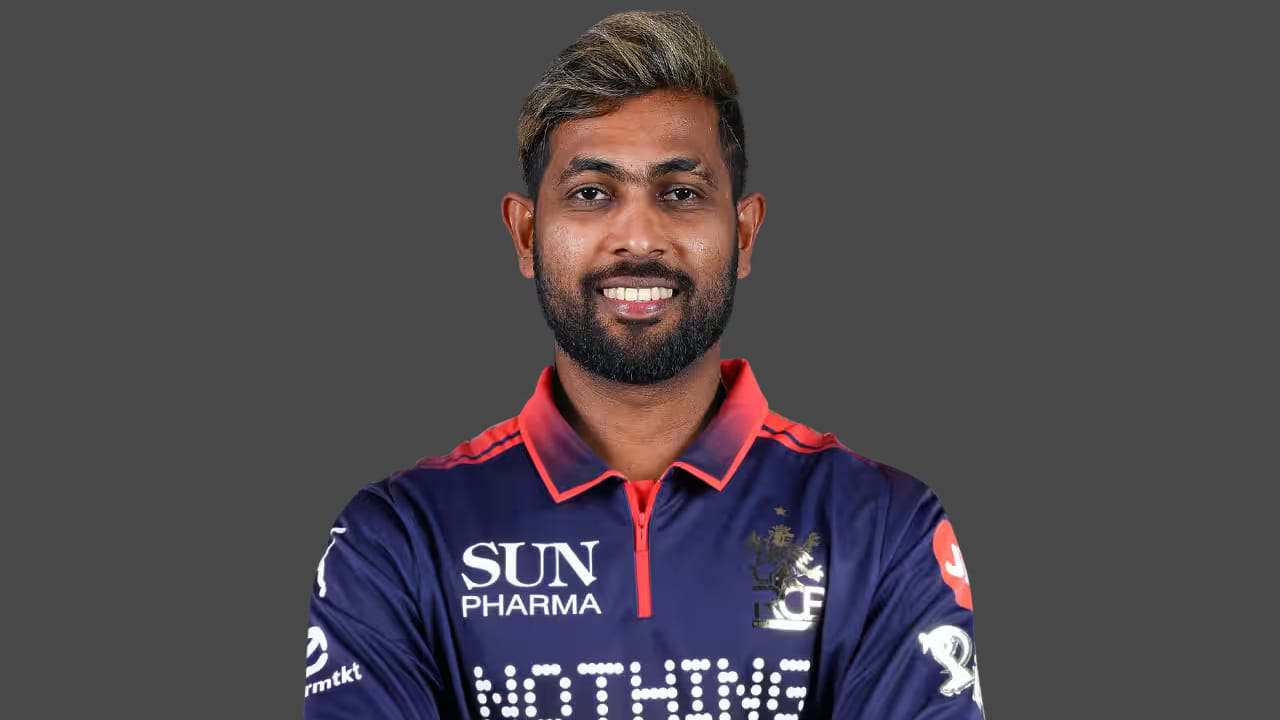 ನುವಾನ್ ತುಷಾರ: ಆರ್​ಸಿಬಿ ವೇಗಿ ನುವಾನ್ ತುಷಾರ ಫಿಟ್​ನೆಸ್ ಸಮಸ್ಯೆಯಿಂದ ಬಳಲುತ್ತಿದ್ದಾರೆ. ಹೀಗಾಗಿ ಅವರು ಇನ್ನೂ ಸಹ ರಾಯಲ್ ಚಾಲೆಂಜರ್ಸ್​ ಬೆಂಗಳೂರು ತಂಡವನ್ನು ಕೂಡಿಕೊಂಡಿಲ್ಲ. ಹೀಗಾಗಿ ತುಷಾರ ಕೂಡ ಮುಂಬೈ ಇಂಡಿಯನ್ಸ್​ ವಿರುದ್ಧದ ಪಂದ್ಯಕ್ಕೆ ಅಲಭ್ಯರಾಗಲಿದ್ದಾರೆ. (PC: IPL)