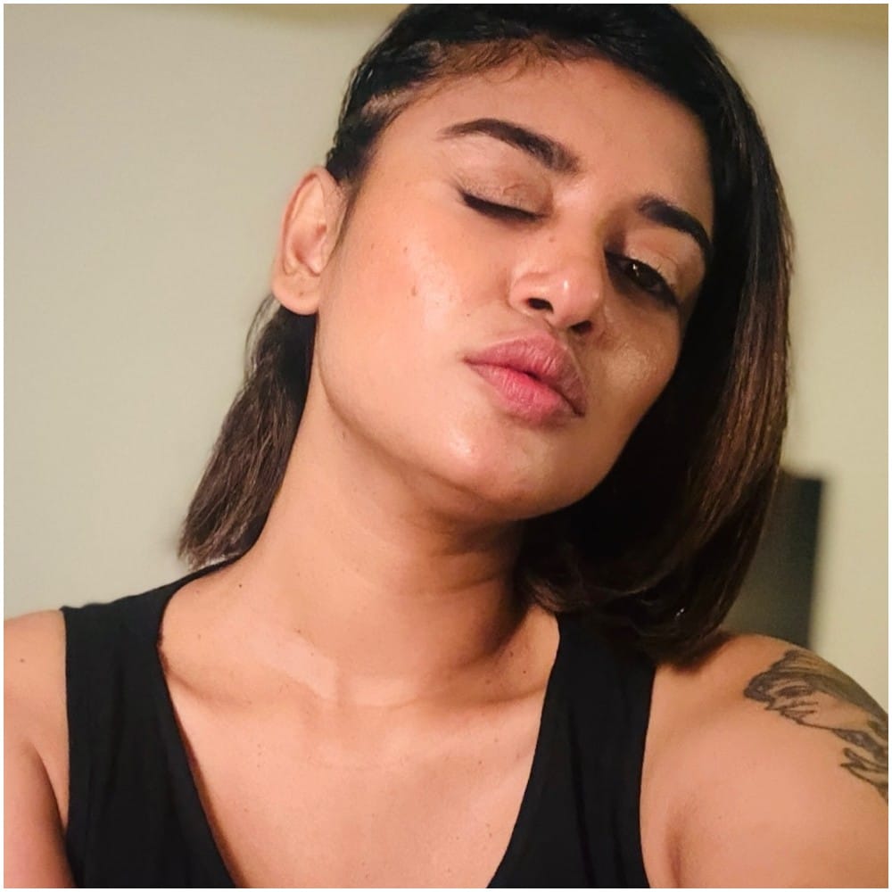ಅಂದು ಯಶ್ ಜೊತೆ ಹಳ್ಳಿ ಹುಡುಗಿ ನೇತ್ರಾ ಆಗಿ ಮಿಂಚಿದ್ದ ಓವಿಯಾ, ಇಂದು ಗ್ಲಾಮರಸ್ ಆಗಿ ಬದಲಾಗಿದ್ದಾರೆ. ಸಿನಿಮಾಗಳ ಸಂಖ್ಯೆ ಕಡಿಮೆ ಮಾಡಿದ್ದರೂ ಸಾಮಾಜಿಕ ಜಾಲತಾಣಗಳ ಮೂಲಕ ಸದಾ ಸುದ್ದಿಯಲ್ಲಿ ಇರುತ್ತಾರೆ.