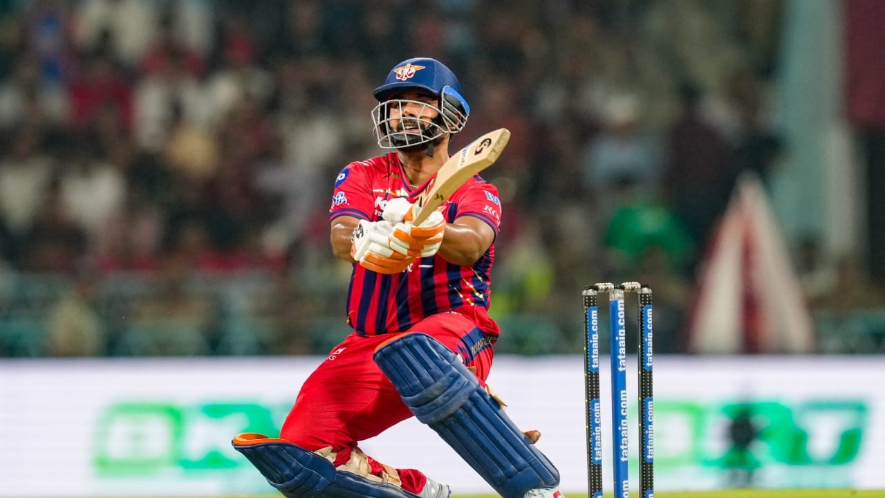 ಪಂತ್ ಅವರ ಬ್ಯಾಟಿಂಗ್ ಸಾಮರ್ಥ್ಯದ ಬಗ್ಗೆ ಸಂಜೀವ್ ಗೋಯೆಂಕಾ ಅವರಿಗೆ ವಿಶ್ವಾಸವಿದ್ದರೂ, ಲಕ್ನೋ ನಿರ್ದೇಶಕ ಟಾಮ್ ಮೂಡಿ ಈಗಾಗಲೇ ಅವರ ಕಳಪೆ ನಾಯಕತ್ವ ಮತ್ತು ಯುದ್ಧತಂತ್ರದ ವೈಫಲ್ಯಗಳ ಬಗ್ಗೆ ತಮ್ಮ ಅಸಮಾಧಾನವನ್ನು ವ್ಯಕ್ತಪಡಿಸಿದ್ದಾರೆ ಮತ್ತು ತಂಡದಲ್ಲಿ ಪುನರ್ರಚನೆಯ ಅಗತ್ಯದ ಬಗ್ಗೆ ಸುಳಿವು ನೀಡಿದ್ದಾರೆ. ಮುಂಬರುವ ಐಪಿಎಲ್ 2027 ರ ಆವೃತ್ತಿಯ ಮುಂಚಿತವಾಗಿ ಪಂತ್ ಅವರನ್ನು ನಾಯಕತ್ವದಿಂದ ಕೆಳಗಿಳಿಸಿ ಯಾವುದೇ ಒತ್ತಡವಿಲ್ಲದೆ ಆಟಗಾರನಾಗಿ ಆಡುವಂತೆ ಸೂಚಿಸಬಹುದು (PC- PTI).