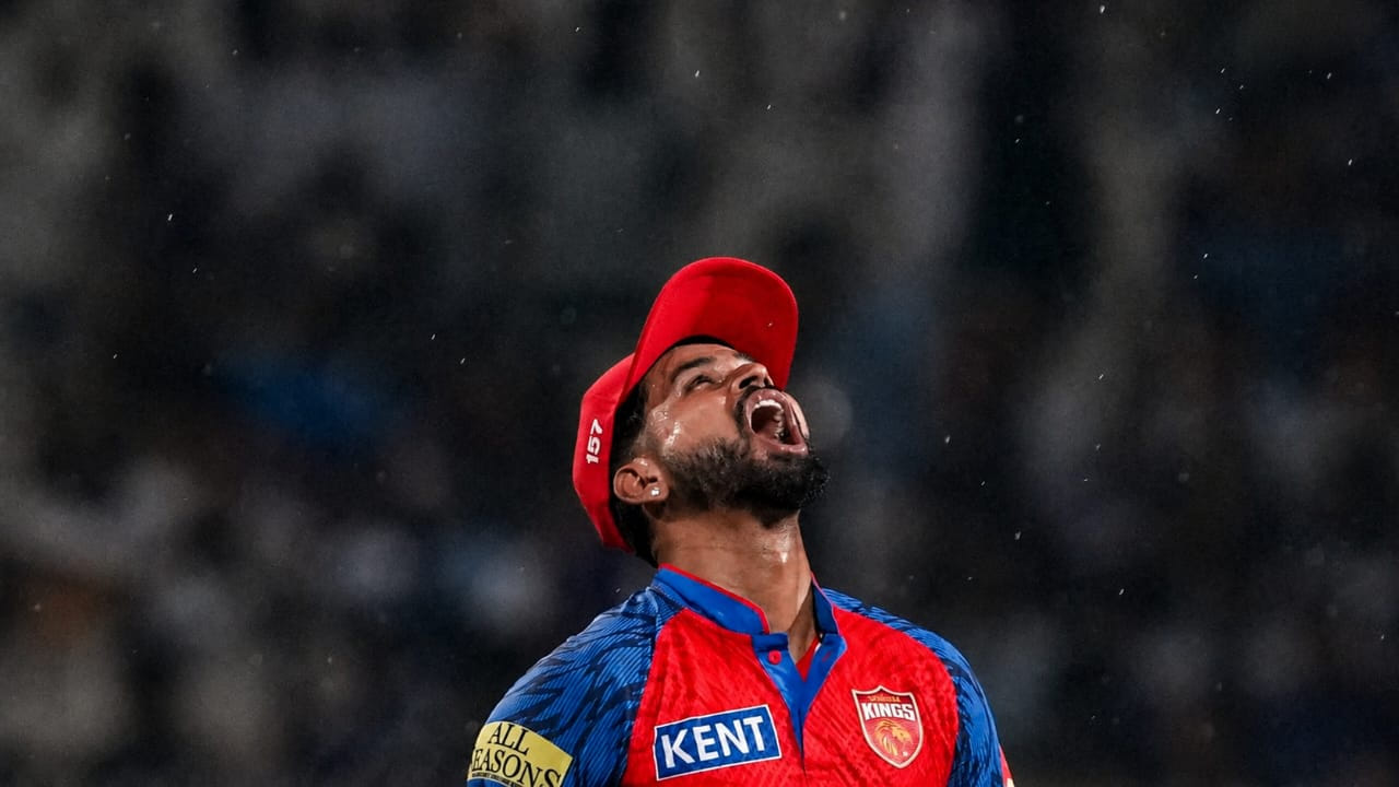 IPL 2026: ಐಪಿಎಲ್ 2026ರ ಆವೃತ್ತಿಯು ಅಂತಿಮ ಹಂತಕ್ಕೆ ತಲುಪುತ್ತಿದ್ದು, ಪಂಜಾಬ್ ಕಿಂಗ್ಸ್ (PBKS) ತಂಡದ ಪ್ಲೇಆಫ್ ಹಾದಿ ಈಗ ಅತ್ಯಂತ ರೋಚಕ ಹಾಗೂ ಜಟಿಲವಾಗಿದೆ. ಸತತ ಆರು ಪಂದ್ಯಗಳ ಸೋಲಿನ ಬಳಿಕವೂ ಪಂಜಾಬ್ ಕಿಂಗ್ಸ್​ ತಂಡಕ್ಕೆ ಪ್ಲೇಆಫ್ ಪ್ರವೇಶಿಸಲು ಅವಕಾಶವಿದೆ. ಆದರೆ ಇದಕ್ಕಾಗಿ ಇತರೆ ತಂಡಗಳ ಫಲಿತಾಂಶವನ್ನು ಎದುರು ನೋಡಬೇಕು. ಅಂದರೆ ಇಲ್ಲಿ ಪಂಜಾಬ್ ಕಿಂಗ್ಸ್ ಪಾಲಿಗೆ ಯಾರು ಗೆಲ್ಲಬೇಕು? ಯಾರು ಸೋಲಬೇಕು ಎಂದು ನೋಡುವುದಾದರೆ... (PC: IPL)