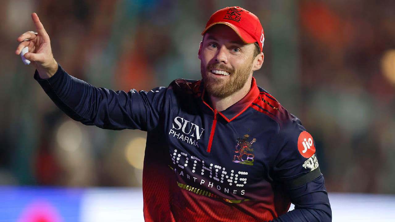 IPL 2026: ಇಂಡಿಯನ್ ಪ್ರೀಮಿಯರ್ ಲೀಗ್​ನ ಹಾಲಿ ಚಾಂಪಿಯನ್ ರಾಯಲ್ ಚಾಲೆಂಜರ್ಸ್ ಬೆಂಗಳೂರು (RCB) ತಂಡಕ್ಕೆ ಆಘಾತ ಎದುರಾಗಿದೆ. ತಂಡದ ಪ್ರಮುಖ ಆಟಗಾರ ಫಿಲ್ ಸಾಲ್ಟ್ (Phil Salt) ಇಂಗ್ಲೆಂಡ್​ಗೆ ಮರಳಿದ್ದಾರೆ. ಹೀಗೆ ಇಂಗ್ಲೆಂಡ್​ಗೆ ವಾಪಾಸ್ ಆಗಲು ಮುಖ್ಯ ಕಾರಣ ಇಸಿಬಿ ಸೂಚನೆ.