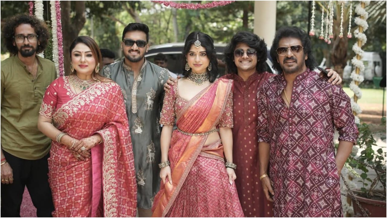 ಉಪೇಂದ್ರ, ಪ್ರಿಯಾಂಕಾ, ಮಗಳು ಐಶ್ವರ್ಯಾ ಹಾಗೂ ಮಗ ಆಯುಷ್ ಒಟ್ಟಾಗಿ ಪೋಸ್ ಕೊಟ್ಟಿದ್ದಾರೆ. ಸದ್ಯ ಈ ಫ್ಯಾಮಿಲಿ ಫೋಟೋ ಸಾಮಾಜಿಕ ಜಾಲತಾಣಗಳಲ್ಲಿ ಭಾರೀ ವೈರಲ್ ಆಗುತ್ತಿದೆ.