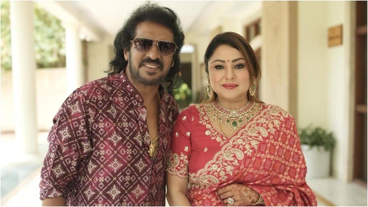 ಈ ಅಪರೂಪದ ಕೌಟುಂಬಿಕ ಸಮಾರಂಭದಲ್ಲಿ ಉಪೇಂದ್ರ ಹಾಗೂ ಪ್ರಿಯಾಂಕಾ ಉಪೇಂದ್ರ ದಂಪತಿ ಜೊತೆಯಾಗಿ ಭಾಗವಹಿಸಿದ್ದರು. ಚಿತ್ರದಲ್ಲಿರುವಂತೆ ಇಡೀ ಕುಟುಂಬವು ಸಾಂಪ್ರದಾಯಿಕ ಉಡುಪಿನಲ್ಲಿ ಮಿಂಚಿದ್ದು, ನಿಶ್ಚಿತಾರ್ಥದ ಕಳೆಯನ್ನು ಮತ್ತಷ್ಟು ಹೆಚ್ಚಿಸಿದೆ ಎಂದು ಹೇಳಬಹುದು.