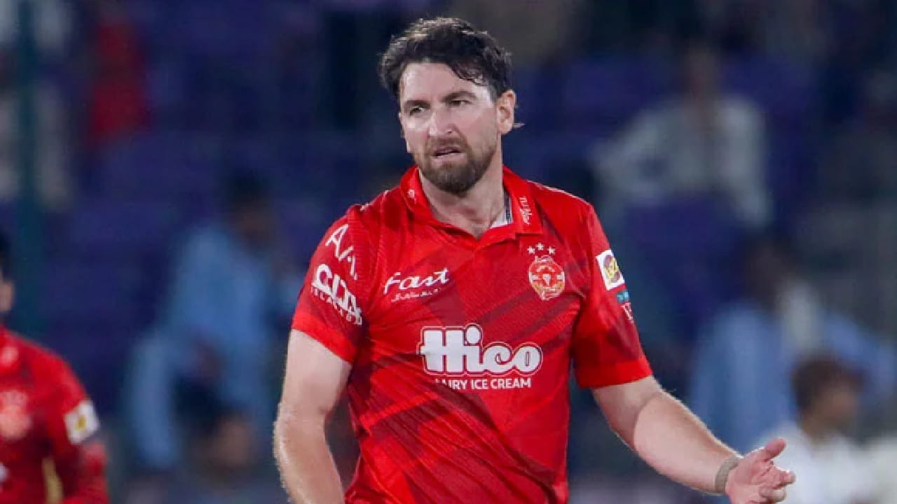 ಇತ್ತೀಚೆಗೆ ಮುಕ್ತಾಯಗೊಂಡ ಪಿಎಸ್ಎಲ್ (PSL 2026) ಟೂರ್ನಿಯಲ್ಲಿ ಇಸ್ಲಾಮಾಬಾದ್ ಯುನೈಟೆಡ್ ಪರ ಆಡಿದ್ದ ಗ್ಲೀಸನ್ ಕೇವಲ 7.14 ಎಕಾನಮಿ ರೇಟ್ನಲ್ಲಿ ಮಾತ್ರ ರನ್ ಬಿಟ್ಟು ಕೊಟ್ಟಿದ್ದರು. ಅಲ್ಲದೆ ಆರ್ಸಿಬಿ ತಂಡದ ಹೆಡ್ ಕೋಚ್ ಆ್ಯಂಡಿ ಫ್ಲವರ್ ಅವರಿಗೆ ರಿಚರ್ಡ್ ಗ್ಲೀಸನ್ ಅವರ ಬೌಲಿಂಗ್ ಶೈಲಿಯ ಬಗ್ಗೆ ಚೆನ್ನಾಗಿ ತಿಳಿದಿದೆ. 38ರ ಹರೆಯದಲ್ಲೂ ಗ್ಲೀಸನ್ 140+ ಕಿಮೀ ವೇಗದಲ್ಲಿ ಬೌಲಿಂಗ್ ಮಾಡಬಲ್ಲರು. (PC: PSL)