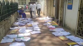 PWD ಕಚೇರಿಯಲ್ಲಿ ಳದಂತೆ ಫೈಲ್‌ಗಳನ್ನು ಒಣಗಿಸುತ್ತಿರುವ ಸಿಬ್ಬಂದಿ!