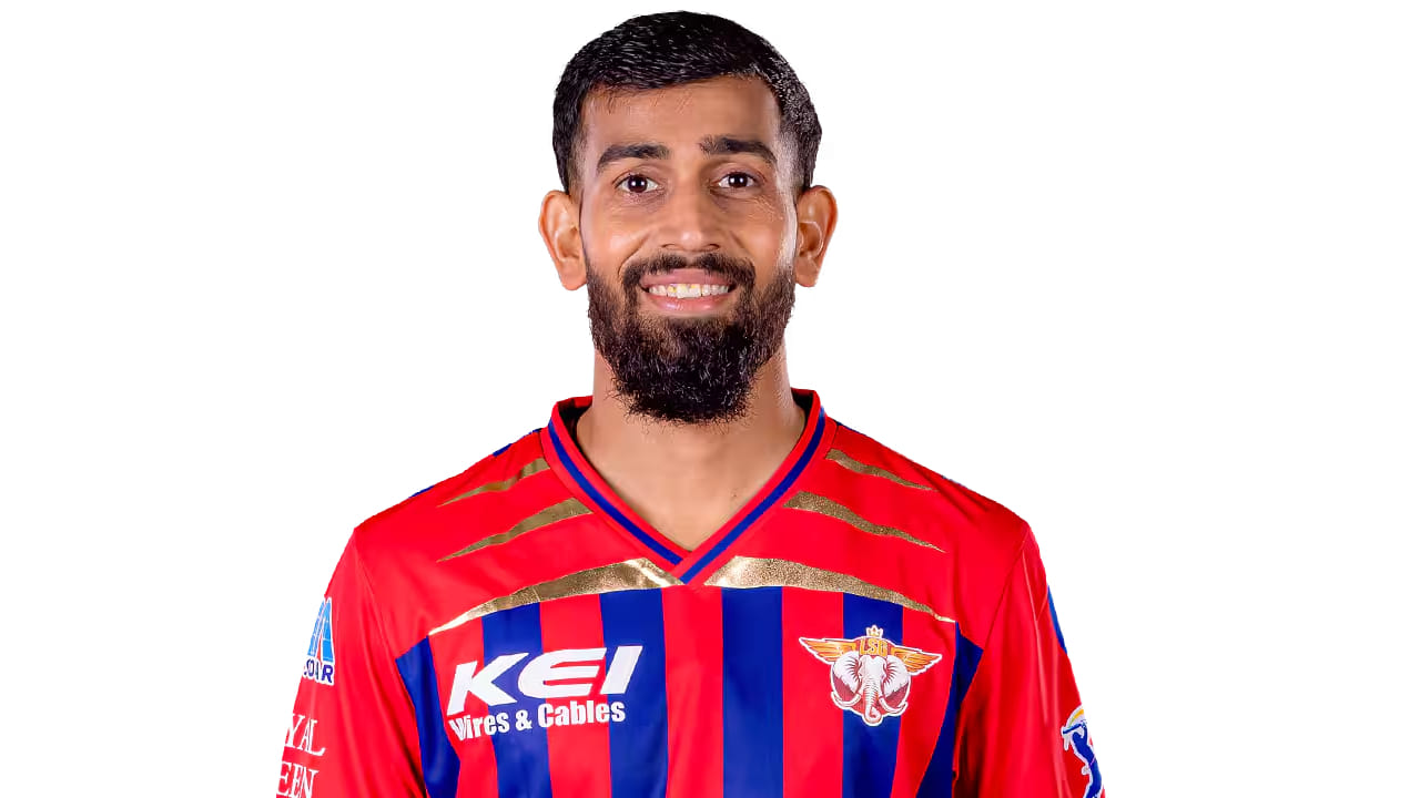 ಪ್ರಿನ್ಸ್ ಯಾದವ್ (Prince Yadav): ದೆಹಲಿ ಮೂಲದ ಪ್ರಿನ್ಸ್ ಯಾದವ್ ದೇಶೀಯ ಅಂಗಳದಲ್ಲಿ ಈವರೆಗೆ ಆಡಿರುವುದು ಕೇವಲ 16 ಪಂದ್ಯಗಳು. ಈ ವೇಳೆ 30 ವಿಕೆಟ್ ಕಬಳಿಸಿದ್ದಾರೆ. ಅಲ್ಲದೆ ಈ ಬಾರಿಯ ಐಪಿಎಲ್ನಲ್ಲಿ ಅತ್ಯುತ್ತಮ ಬೌಲಿಂಗ್ ಪ್ರದರ್ಶಿಸಿದ್ದಾರೆ. ಅದರ ಫಲವಾಗಿ ಇದೀಗ ಪ್ರಿನ್ಸ್ ಯಾದವ್ ಭಾರತ ಏಕದಿನ ತಂಡಕ್ಕೆ ಆಯ್ಕೆಯಾಗಿದ್ದಾರೆ.