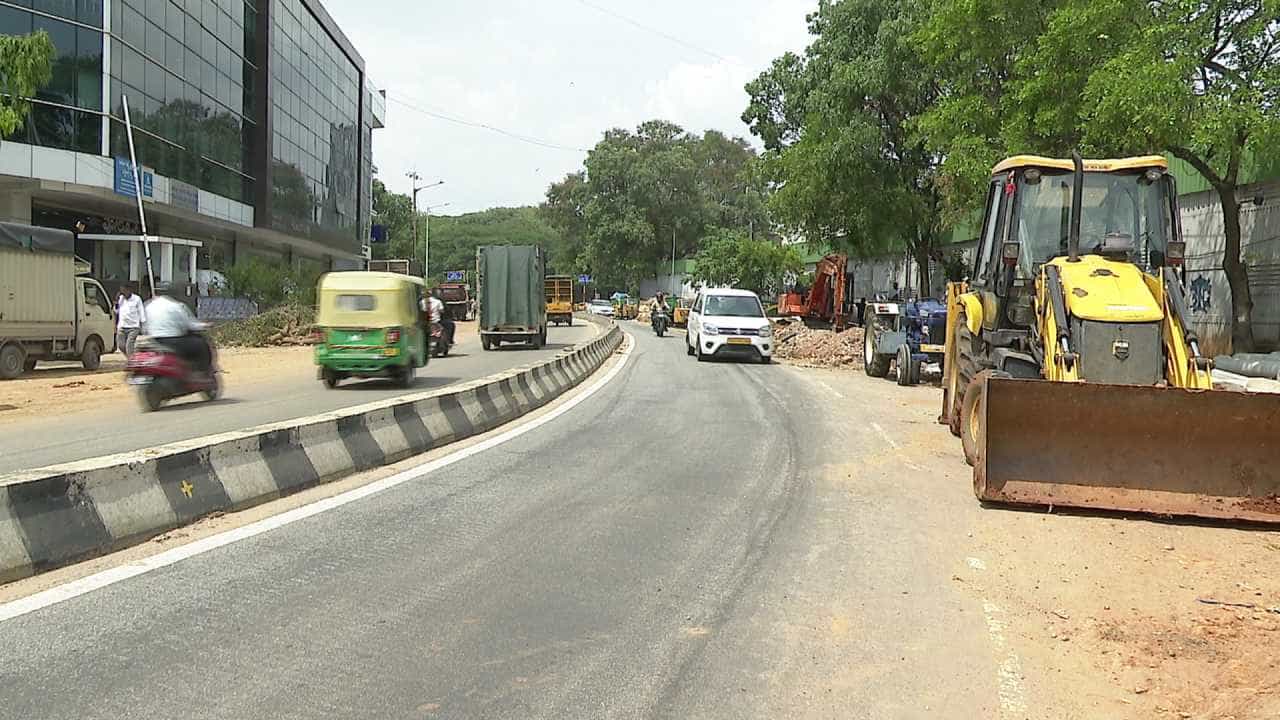 ರೇಸ್ ಕೋರ್ಸ್ ರಸ್ತೆ ಕಾಮಗಾರಿ: 8 ತಿಂಗಳಾದರೂ ಮುಗಿಯದ ಕೆಲಸಕ್ಕೆ ಸಾರ್ವಜನಿಕರ ಹಿಡಿಶಾಪ! ರೇಸ್ ಕೋರ್ಸ್ ರಸ್ತೆ ಕಾಮಗಾರಿ: 8 ತಿಂಗಳಾದರೂ ಮುಗಿಯದ ಕೆಲಸಕ್ಕೆ ಸಾರ್ವಜನಿಕರ ಹಿಡಿಶಾಪ!