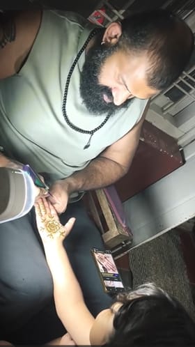 ಸಹೋದರಿಯ ಪುತ್ರಿಗೆ ಮೆಹಂದಿ ಹಾಕಿದ ಬಿಗ್​​ಬಾಸ್ ರಘು