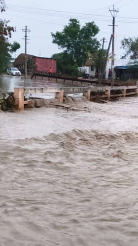 ಗದಗಿನಲ್ಲಿ ಮಳೆ‌ ಆರ್ಭಟ: ರಸ್ತೆ ಜಲಾವೃತ, ರಭಸವಾಗಿ ಹರಿದ ನೀರು