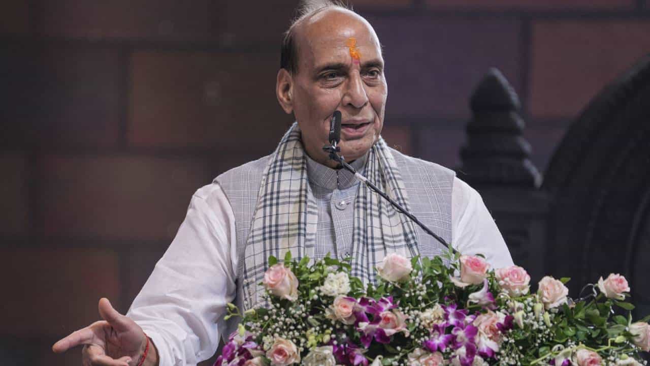 ಸಾಯಿಬಾಬಾ ಸನ್ನಿಧಿಯಲ್ಲಿ ರಾಕೆಟ್ ಲಾಂಚರ್, ಡ್ರೋನ್ ಫ್ಯಾಕ್ಟರಿಗಳು; ಶಸ್ತ್ರಾಸ್ತ್ರ ರಫ್ತಿನಲ್ಲಿ ಭಾರತ ನಂ. 1 ಆಗಲಿದೆ ಎಂದ ರಾಜನಾಥ್ ಸಾಯಿಬಾಬಾ ಸನ್ನಿಧಿಯಲ್ಲಿ ರಾಕೆಟ್ ಲಾಂಚರ್, ಡ್ರೋನ್ ಫ್ಯಾಕ್ಟರಿಗಳು; ಶಸ್ತ್ರಾಸ್ತ್ರ ರಫ್ತಿನಲ್ಲಿ ಭಾರತ ನಂ. 1 ಆಗಲಿದೆ ಎಂದ ರಾಜನಾಥ್