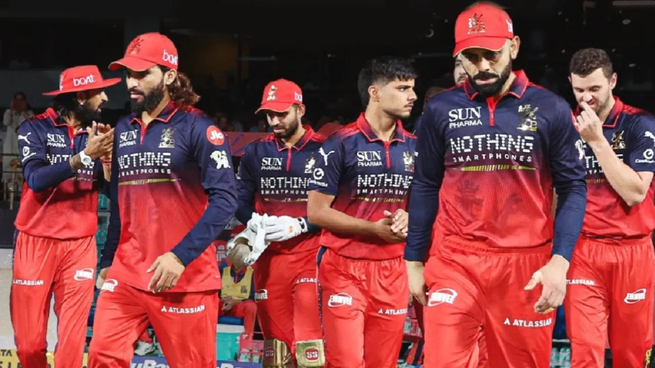 ಆದರೆ ಇದಾದ ಬಳಿಕ ಬೆಂಗಳೂರಿನ ಚಿನ್ನಸ್ವಾಮಿ ಸ್ಟೇಡಿಯಂನಲ್ಲಿ ಪಂದ್ಯ ಆಯೋಜಿಸಲು ಕರ್ನಾಟಕ ಸರ್ಕಾರ ಅನುಮತಿ ನೀಡಿತು. ಅತ್ತ ಅದಾಗಲೇ ಛತ್ತೀಸ್‌ಗಢ ಸರ್ಕಾರದೊಂದಿಗೆ ಒಪ್ಪಂದ ಮಾಡಿಕೊಂಡಿದ್ದ ಕಾರಣ ಆರ್​ಸಿಬಿ ಮ್ಯಾನೇಜ್ಮೆಂಟ್ ರಾಯ್​ಪುರ್​​ನಲ್ಲಿ 2 ಪಂದ್ಯಗಳನ್ನಾಡಲು ನಿರ್ಧರಿಸಿದೆ. ಅದರಂತೆ ಆರ್​ಸಿಬಿ ತನ್ನ ಎರಡು ತವರು ಪಂದ್ಯಗಳನ್ನು ಶಹೀದ್ ವೀರ್ ನಾರಾಯಣ್ ಸಿಂಗ್​ ಸ್ಟೇಡಿಯಂನಲ್ಲಿ ಆಡಲಿದೆ.  (PC: IPL)