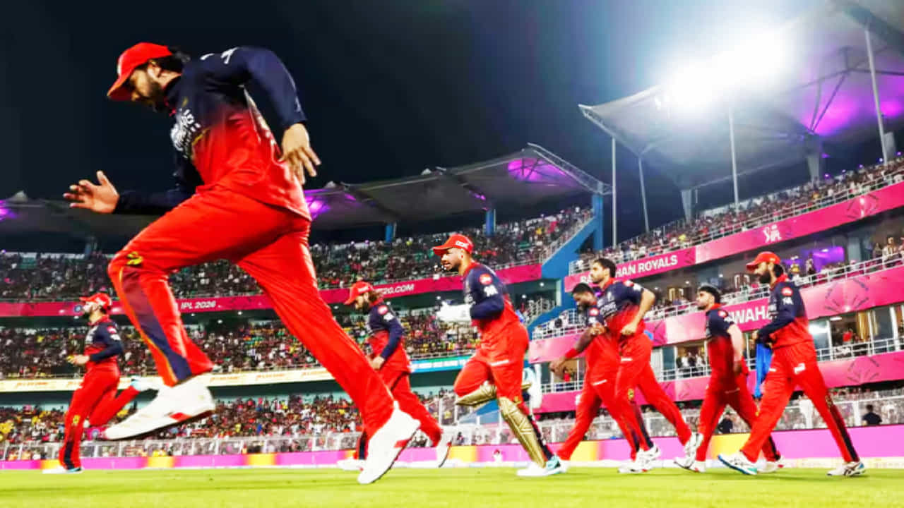 IPL 2026: ಧರ್ಮಶಾಲಾದಲ್ಲಿ ನಡೆಯಲಿರುವ ಇಂಡಿಯನ್ ಪ್ರೀಮಿಯರ್ ಲೀಗ್ನ 60ನೇ ಪಂದ್ಯದಲ್ಲಿ ರಾಯಲ್ ಚಾಲೆಂಜರ್ಸ್ ಬೆಂಗಳೂರು (RCB) ಹಾಗೂ ಪಂಜಾಬ್ ಕಿಂಗ್ಸ್ (PBKS) ತಂಡಗಳು ಮುಖಾಮುಖಿಯಾಗಲಿದೆ. ಹೆ್ಚ್ಪಿಸಿಎ ಮೈದಾನದಲ್ಲಿ ನಡೆಯಲಿರುವ ಈ ಹೈವೋಲ್ಟೇಜ್ ಪಂದ್ಯಕ್ಕೆ ಆರ್ಸಿಬಿ ತಂಡದ ಸ್ಫೋಟಕ ದಾಂಡಿಗ ಅಲಭ್ಯರಾಗಲಿದ್ದಾರೆ.