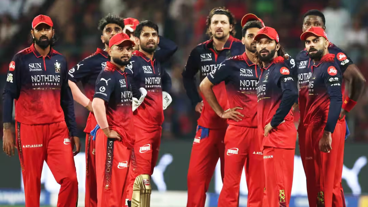 IPL 2026: ಇಂಡಿಯನ್ ಪ್ರೀಮಿಯರ್ ಲೀಗ್ ಸೀಸನ್-19 ರಲ್ಲಿ ರಾಯಲ್ ಚಾಲೆಂಜರ್ಸ್ ಬೆಂಗಳೂರು (RCB) ತಂಡ ಪ್ರಚಂಡ ಪ್ರದರ್ಶನ ನೀಡಿದೆ. ಈ ಪ್ರದರ್ಶನದೊಂದಿಗೆ ಆರ್ಸಿಬಿ ಅಂಕ ಪಟ್ಟಿಯಲ್ಲಿ ಅಗ್ರಸ್ಥಾನವನ್ನು ಅಲಂಕರಿಸಿದೆ. ಈ ಅಗ್ರಸ್ಥಾನದ ಹೊರತಾಗಿಯೂ ಆರ್ಸಿಬಿ ತಂಡದ ಪ್ಲೇಆಫ್ ಪ್ರವೇಶ ಇನ್ನೂ ಸಹ ಖಾತರಿಯಾಗಿಲ್ಲ!