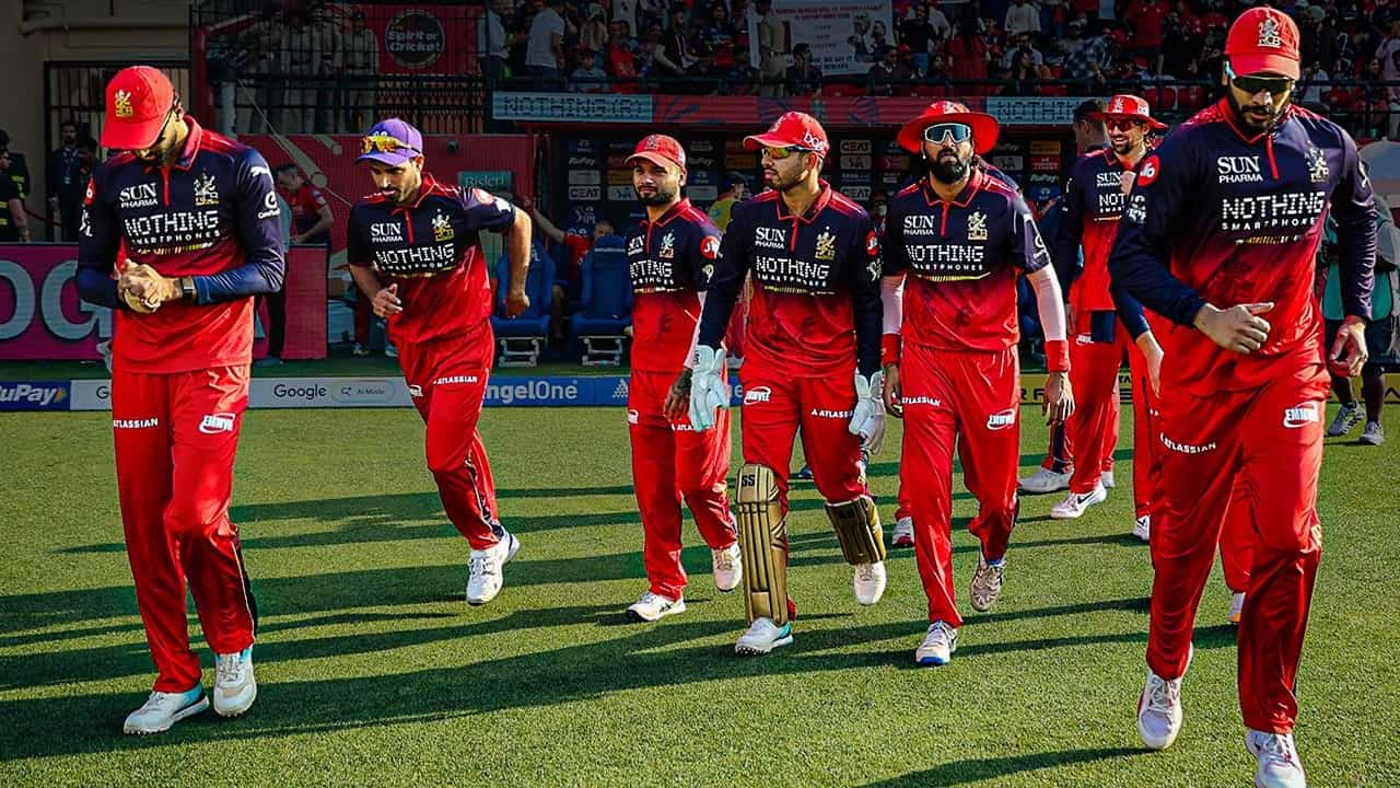 IPL 2026: ಇಂಡಿಯನ್ ಪ್ರೀಮಿಯರ್ ಲೀಗ್ ಮುಕ್ತಾಯದ ಹಂತಕ್ಕೆ ಬಂದು ನಿಂತಿದೆ. ಈಗಾಗಲೇ 65 ಪಂದ್ಯಗಳು ಮುಗಿದ್ದು, ಈ ಮ್ಯಾಚ್ಗಳ ಮುಕ್ತಾಯದ ವೇಳೆ ರಾಯಲ್ ಚಾಲೆಂಜರ್ಸ್ ಬೆಂಗಳೂರು (RCB) ತಂಡ ಅಂಕ ಪಟ್ಟಿಯಲ್ಲಿ ಅಗ್ರಸ್ಥಾನದಲ್ಲಿದೆ. ಈ ಅಗ್ರಸ್ಥಾನದೊಂದಿಗೆ ಆರ್ಸಿಬಿ ಪ್ಲೇಆಫ್ನಲ್ಲಿ ಮೊದಲ ಕ್ವಾಲಿಫೈಯರ್ ಆಡುವುದನ್ನು ಬಹುತೇಕ ಖಚಿತಪಡಿಸಿಕೊಂಡಿದೆ. (PC: IPL)