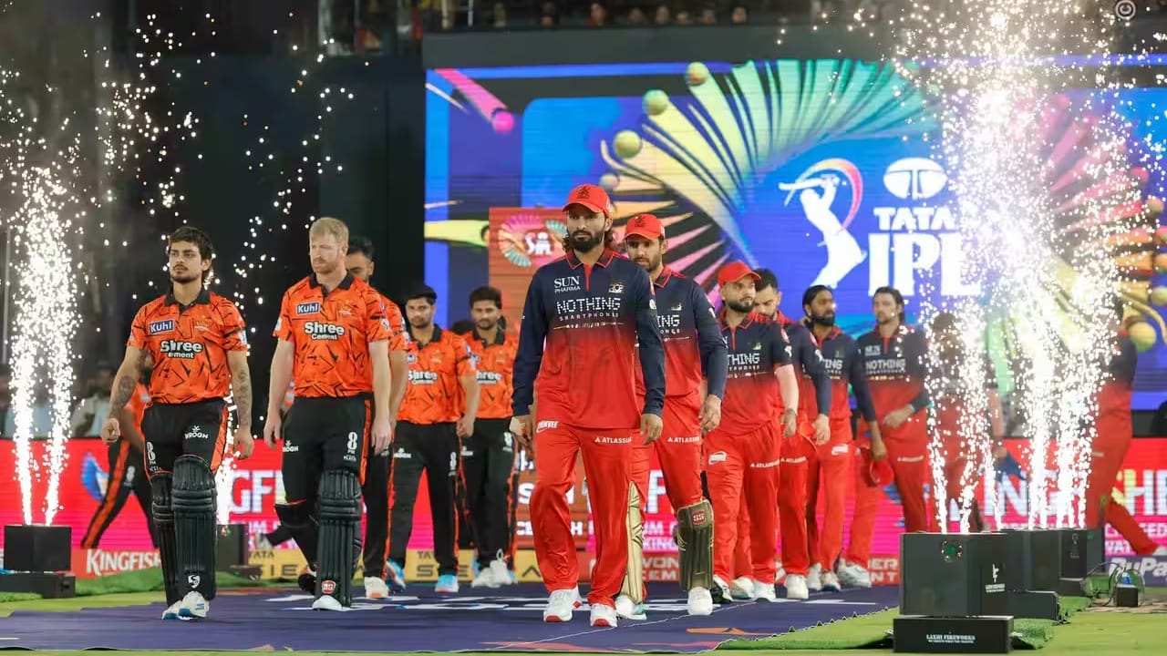 ಹೀಗಾಗಿ ಮೇ 22 ರಂದು ಹೈದರಾಬಾದ್​ನ ರಾಜೀವ್ ಗಾಂಧಿ ಇಂಟರ್​ನ್ಯಾಷನಲ್ ಸ್ಟೇಡಿಯಂನಲ್ಲಿ ನಡೆಯಲಿರುವ ಸನ್​ರೈಸರ್ಸ್ ಹೈದರಾಬಾದ್ ವಿರುದ್ಧದ ಪಂದ್ಯದ ಮೂಲಕ ರಜತ್ ಪಾಟಿದಾರ್ ಕಂಬ್ಯಾಕ್ ಮಾಡಲಿದ್ದಾರೆ. ಈ ಪಂದ್ಯದೊಂದಿಗೆ ಆರ್​ಸಿಬಿ ತಂಡದ ಲೀಗ್ ಹಂತದ ಮ್ಯಾಚ್​ಗಳು ಮುಗಿಯಲಿದ್ದು, ಇದಾದ ಬಳಿಕ ಚಾಲೆಂಜರ್ಸ್​ ಪಡೆ ಪ್ಲೇಆಫ್​ನಲ್ಲಿ ಕಣಕ್ಕಿಳಿಯಲಿದೆ. (PC: IPL)