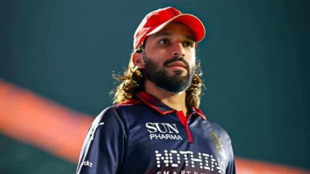 IPL 2026: ಇಂಡಿಯನ್ ಪ್ರೀಮಿಯರ್ ಲೀಗ್ನ 61ನೇ ಪಂದ್ಯದಲ್ಲಿ ಪಂಜಾಬ್ ಕಿಂಗ್ಸ್ (PBKS) ಹಾಗೂ ರಾಯಲ್ ಚಾಲೆಂಜರ್ಸ್ ಬೆಂಗಳೂರು (RCB) ತಂಡಗಳು ಮುಖಾಮುಖಿಯಾಗಿದ್ದವು. ಈ ಪಂದ್ಯದಲ್ಲಿ ಆರ್ಸಿಬಿ ತಂಡದ ನಾಯಕ ರಜತ್ ಪಾಟಿದಾರ್ (Rajat Patidar) ಕಾಣಿಸಿಕೊಂಡಿರಲಿಲ್ಲ. ಇದಕ್ಕೆ ಕಾರಣವೇನು? ಎಂದು ನೋಡುವುದಾದರೆ... ಸಿಗುವ ಉತ್ತರ ಐಸಿಸಿ ನಿಯಮ. (PC: IPL)