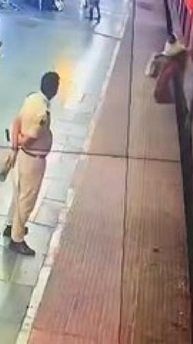 ರೈಲಿನಡಿ ಸಿಲುಕುತ್ತಿದ್ದ ಮಹಿಳೆಯ ಪ್ರಾಣ ಉಳಿಸಿದ ಆರ್​ಪಿಎಫ್ ಸಿಬ್ಬಂದಿ