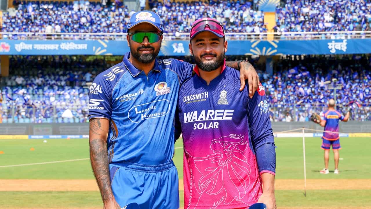 ಐಪಿಎಲ್ 2026 ರ ಪ್ಲೇಆಫ್ನಲ್ಲಿ ನಾಲ್ಕನೇ ಸ್ಥಾನಕ್ಕಾಗಿ ಮೂರು ತಂಡಗಳು ಪೈಪೋಟಿ ನಡೆಸುತ್ತಿವೆ. ರಾಜಸ್ಥಾನ ರಾಯಲ್ಸ್, ಪಂಜಾಬ್ ಕಿಂಗ್ಸ್ ಮತ್ತು ಕೆಕೆಆರ್ ತಂಡಗಳ ನಡುವೆ ಪೈಪೋಟಿ ಏರ್ಪಟ್ಟಿದೆ. ಇಂದಿನ ಮುಂಬೈ ಇಂಡಿಯನ್ಸ್ ವಿರುದ್ಧದ ಪಂದ್ಯದಲ್ಲಿ ರಾಜಸ್ಥಾನ ರಾಯಲ್ಸ್ ಸೋತರೆ, ಪಂಜಾಬ್ ಕಿಂಗ್ಸ್ ಮತ್ತು ಕೋಲ್ಕತ್ತಾ ನೈಟ್ ರೈಡರ್ಸ್ ತಂಡಗಳಿಗೆ ಪ್ಲೇಆಫ್ ಬಾಗಿಲು ತೆರೆಯಲಿದೆ (PC- IPL).