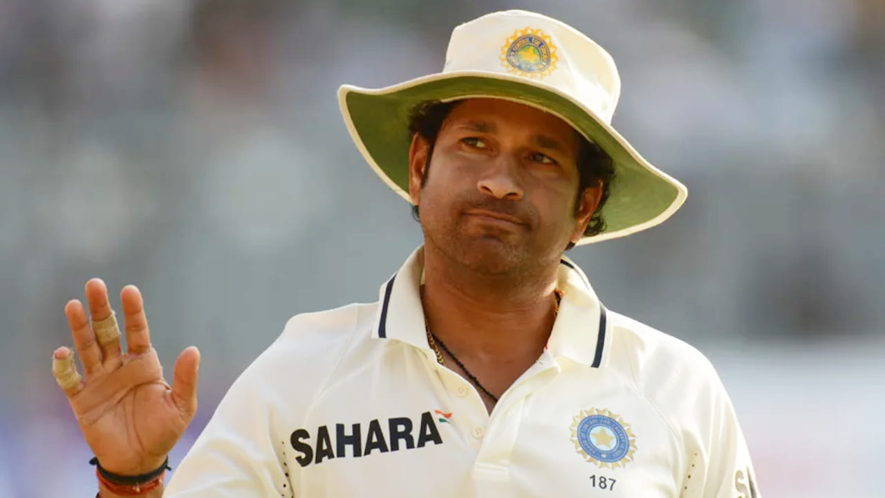 ಮಾಸ್ಟರ್ ಬ್ಲಾಸ್ಟರ್ ಸಚಿನ್ ತೆಂಡೂಲ್ಕರ್ 24 ವರ್ಷಗಳ ಕಾಲ ಟೆಸ್ಟ್ ಕ್ರಿಕೆಟ್​ನಲ್ಲಿ ಕಾಣಿಸಿಕೊಂಡಿದ್ದರು. ಈ ಮೂಲಕ ಏಷ್ಯನ್ ಕ್ರಿಕೆಟರುಗಳಲ್ಲಿ ಸುದೀರ್ಘಾವಧಿ ಟೆಸ್ಟ್ ಆಡಿದ ಆಟಗಾರ ಎನಿಸಿಕೊಂಡಿದ್ದಾರೆ. ಇದೀಗ ಈ ಪಟ್ಟಿಯಲ್ಲಿ ಮುಶ್ಫಿಕುರ್ ರಹೀಮ್ ದ್ವಿತೀಯ ಸ್ಥಾನಕ್ಕೇರಿದ್ದಾರೆ. (PC: Google)