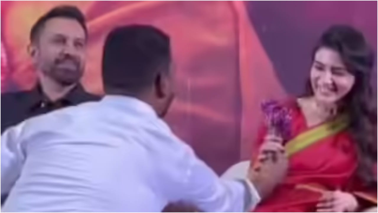 ಪತಿಯ ಎದುರೇ ಸಮಂತಾಗೆ ಪ್ರಪೋಸ್ ಮಾಡಿದ ಅಭಿಮಾನಿ; ರಾಜ್ ರಿಯಾಕ್ಷನ್ ಏನು? ಪತಿಯ ಎದುರೇ ಸಮಂತಾಗೆ ಪ್ರಪೋಸ್ ಮಾಡಿದ ಅಭಿಮಾನಿ; ರಾಜ್ ರಿಯಾಕ್ಷನ್ ಏನು?