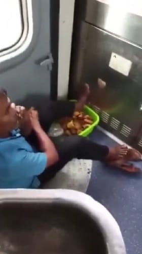 ರೈಲಿನಲ್ಲಿ ಸಮೋಸಾ ಬುಟ್ಟಿಯೊಳಗೆ ಕಾಲು ಹಾಕಿ ಕುಳಿತ ಮಾರಾಟಗಾರ