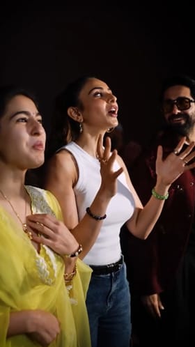 ಸಾರಾ ಅಲಿ ಖಾನ್-ರಕುಲ್ ಪ್ರೀತ್ ಥೀಯೇಟರ್ ವಿಸಿಟ್: ವಿಡಿಯೋ