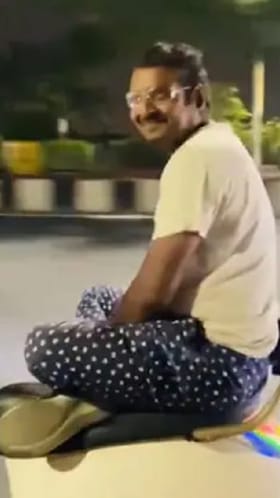 ರಸ್ತೆಯಲ್ಲಿ ಸ್ಕೂಟಿ ಮೇಲೆ ಯೋಗದ ಸ್ಟಂಟ್; ವಿಡಿಯೋ ವೈರಲ್