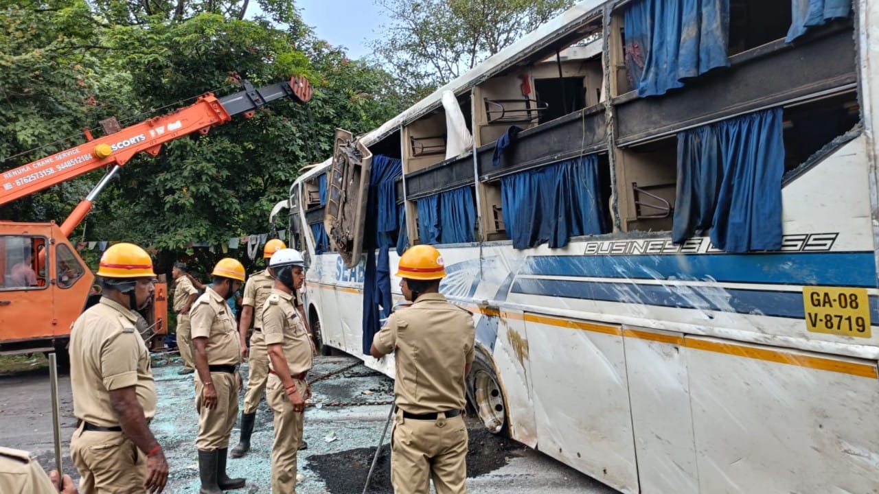 ಅಂಕೋಲಾ-ಯಲ್ಲಾಪುರ ಹೆದ್ದಾರಿಯಲ್ಲಿ ಚಾಲಕನ ನಿಯಂತ್ರಣ ತಪ್ಪಿ ಸೀಬರ್ಡ್ ಬಸ್ ಪಲ್ಟಿ: ಓರ್ವ ಸಾವು, 21 ಪ್ರಯಾಣಿಕರಿಗೆ ಗಾಯ ಅಂಕೋಲಾ-ಯಲ್ಲಾಪುರ ಹೆದ್ದಾರಿಯಲ್ಲಿ ಚಾಲಕನ ನಿಯಂತ್ರಣ ತಪ್ಪಿ ಸೀಬರ್ಡ್ ಬಸ್ ಪಲ್ಟಿ: ಓರ್ವ ಸಾವು, 21 ಪ್ರಯಾಣಿಕರಿಗೆ ಗಾಯ
