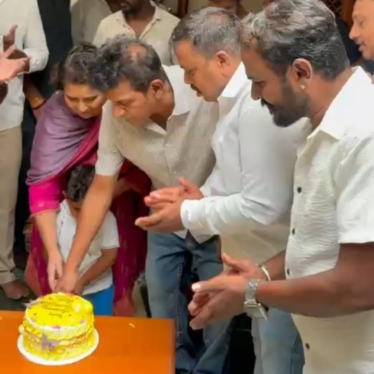 ನಟ ಶಿವರಾಜ್ ಕುಮಾರ್ ಮತ್ತು ಗೀತಾ ಶಿವರಾಜ್ ಕುಮಾರ್ ಅವರು ಇಂದು (ಮೇ 19) ತಮ್ಮ 40ನೇ ವರ್ಷದ ವಿವಾಹ ವಾರ್ಷಿಕೋತ್ಸವವನ್ನು ಆಚರಿಸಿಕೊಳ್ಳುತ್ತಿದ್ದಾರೆ.