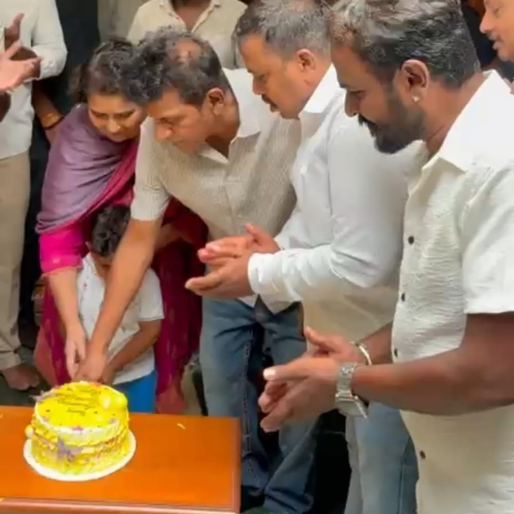 40 ವರ್ಷಗಳಿಂದ ಜೊತೆಗಿರುವ ಇವರ ವಿವಾಹ ವಾರ್ಷಿಕೋತ್ಸವ ಈ ವರ್ಷ ಅಭಿಮಾನಿಗಳ ಜೊತೆಗೆ ಸರಳವಾಗಿ ಆಚರಿಸಲಾಯ್ತು. ಹಲವು ಅಭಿಮಾನಿಗಳು ಶಿವಣ್ಣನ ಮನೆ ಮುಂದೆ ಆಗಮಿಸಿ ದಂಪತಿಗೆ ಶುಭ ಹಾರೈಸಿದರು.
