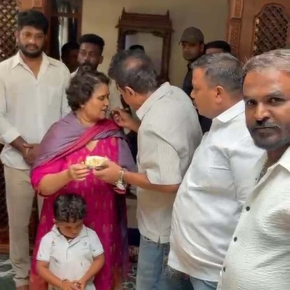 ಅಭಿಮಾನಿಗಳು ತಂದಿದ್ದ ಹಾರ, ಹೂವುಗಳನ್ನು ಸ್ವೀಕರಿಸಿದ ಶಿವರಾಜ್ ಕುಮಾರ್ ಮತ್ತು ಗೀತಾ ಶಿವರಾಜ್ ಕುಮಾರ್ ಅವರುಗಳು ಅಭಿಮಾನಿಗಳೊಟ್ಟಿಗೆ ಫೋಟೊ ತೆಗೆಸಿಕೊಂಡರು.