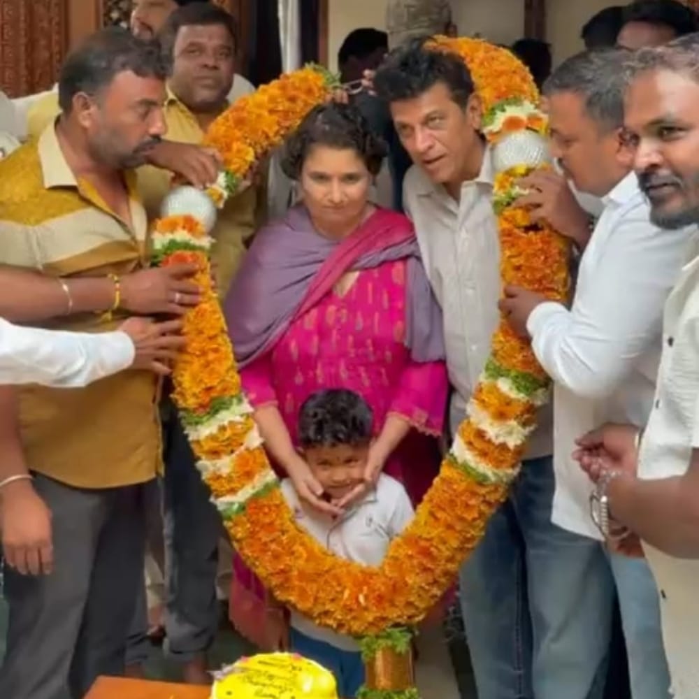 ಅಭಿಮಾನಿಗಳು ತಂದಿದ್ದ ಕೇಕುಗಳನ್ನು ಕತ್ತರಿಸಿ ಅಭಿಮಾನಿಗಳಿಗೂ ನೀಡಿ ತಾವೂ ಪರಸ್ಪರ ಕೇಕ್ ತಿನ್ನಿಸಿ ಸಂಭ್ರಮಿಸಿದರು. ಅಭಿಮಾನಿಗಳು ಶಿವರಾಜ್ ಮತ್ತು ಗೀತಾ ಶಿವರಾಜ್ ಕುಮಾರ್ ಅವರಿಗೆ ಜಯಕಾರಗಳನ್ನು ಹಾಕಿದರು