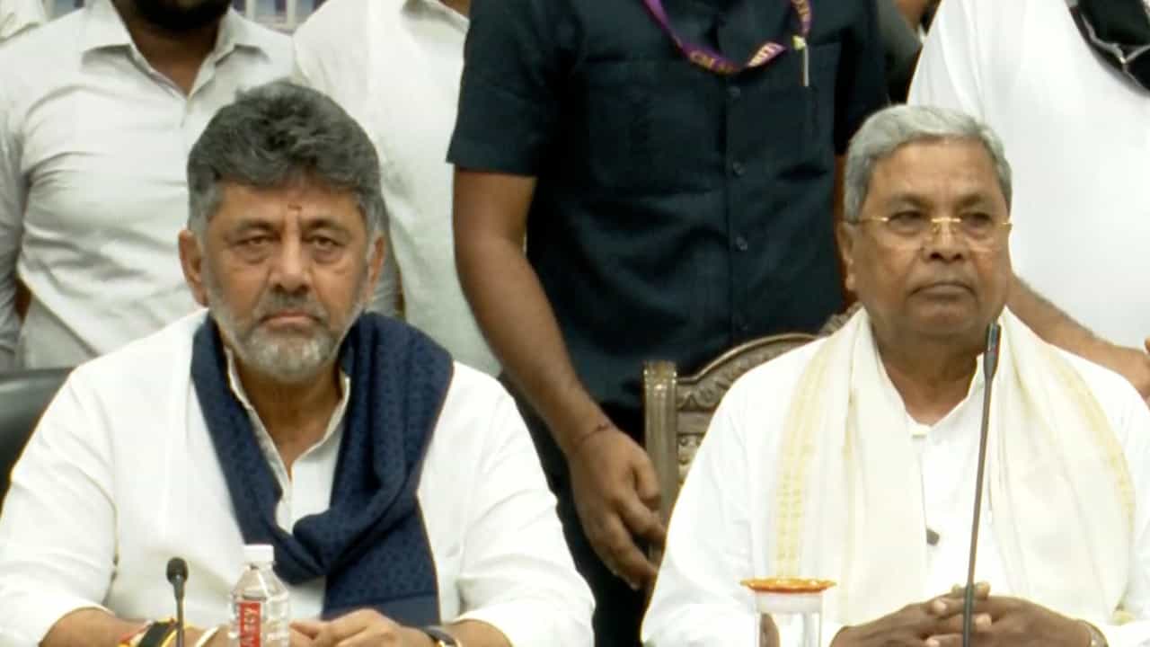 ಕರ್ನಾಟಕದ ನೂತನ ಸಿಎಂ ಆಯ್ಕೆಗೆ ಕ್ಷಣಗಣನೆ: ಇಂದು ಸಂಜೆ 4ಕ್ಕೆ ಕಾಂಗ್ರೆಸ್ ಶಾಸಕಾಂಗ ಪಕ್ಷದ ಮಹತ್ವದ ಸಭೆ ಕರ್ನಾಟಕದ ನೂತನ ಸಿಎಂ ಆಯ್ಕೆಗೆ ಕ್ಷಣಗಣನೆ: ಇಂದು ಸಂಜೆ 4ಕ್ಕೆ ಕಾಂಗ್ರೆಸ್ ಶಾಸಕಾಂಗ ಪಕ್ಷದ ಮಹತ್ವದ ಸಭೆ