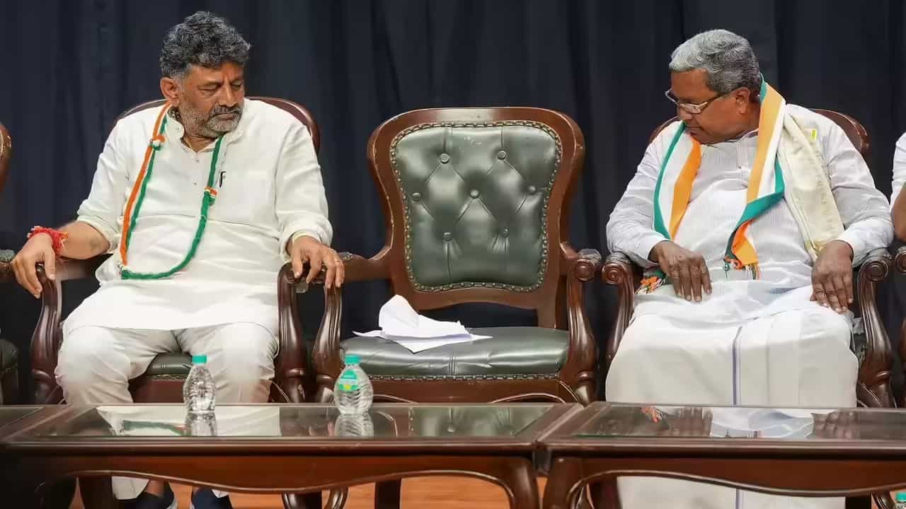 ಕಾಂಗ್ರೆಸ್ 'ಪಟ್ಟದಾಟ'ಕ್ಕೆ ತೆರೆ ಯಾವಾಗ?: ಸಾಧ್ಯಾಸಾಧ್ಯತೆ ಬಗ್ಗೆ 'ಕೈ; ಪಾಳಯದಲ್ಲೇ ಹೀಗೊಂದು ಚರ್ಚೆ ಕಾಂಗ್ರೆಸ್ 'ಪಟ್ಟದಾಟ'ಕ್ಕೆ ತೆರೆ ಯಾವಾಗ?: ಸಾಧ್ಯಾಸಾಧ್ಯತೆ ಬಗ್ಗೆ 'ಕೈ; ಪಾಳಯದಲ್ಲೇ ಹೀಗೊಂದು ಚರ್ಚೆ
