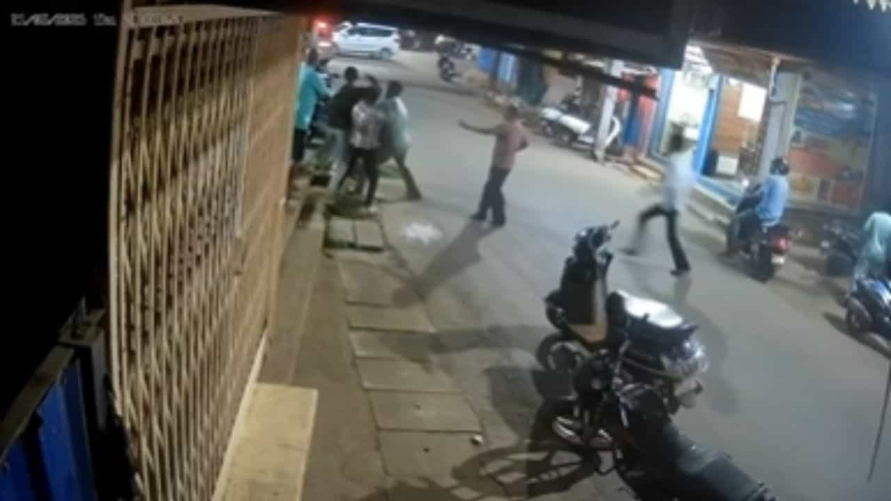 ಶಿರಸಿಯಲ್ಲಿ ನಡುರಸ್ತೆಯಲ್ಲೇ ನಡುಕ ಹುಟ್ಟಿಸಿದ ಗ್ಯಾಂಗ್ವಾರ್!: 6 ಯುವಕರ ವಿರುದ್ಧ ಪ್ರಕರಣ ದಾಖಲು ಶಿರಸಿಯಲ್ಲಿ ನಡುರಸ್ತೆಯಲ್ಲೇ ನಡುಕ ಹುಟ್ಟಿಸಿದ ಗ್ಯಾಂಗ್ವಾರ್!: 6 ಯುವಕರ ವಿರುದ್ಧ ಪ್ರಕರಣ ದಾಖಲು