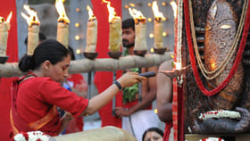 ದೇವಸ್ಥಾನಗಳಲ್ಲಿ ಮಹಿಳೆಯರು ಅರ್ಚಕರಾಗಬಹುದೇ? ಶಾಸ್ತ್ರಗಳು ಹೇಳುವುದೇನು?