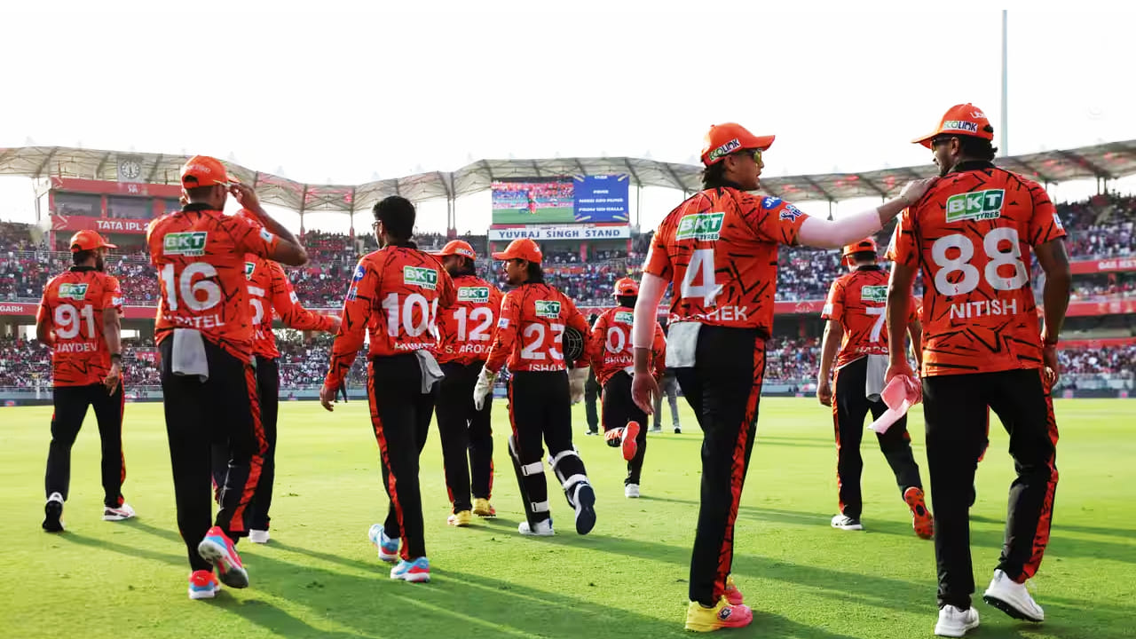 IPL 2026: ಇಂಡಿಯನ್ ಪ್ರೀಮಿಯರ್ ಲೀಗ್ನ ಮೊದಲ ಸುತ್ತು ನಿರ್ಣಾಯಕ ಹಂತಕ್ಕೆ ಬಂದು ನಿಂತಿದೆ. ಈಗಾಗಲೇ ಡಿಫೆಂಡಿಂಗ್ ಚಾಂಪಿಯನ್ಸ್ ರಾಯಲ್ ಚಾಲೆಂಜರ್ಸ್ ಬೆಂಗಳೂರು (RCB) 18 ಅಂಕಗಳೊಂದಿಗೆ ಅಧಿಕೃತವಾಗಿ ಪ್ಲೇಆಫ್ಗೆ ಎಂಟ್ರಿ ಕೊಟ್ಟಿದೆ. ಇನ್ನುಳಿದ ಮೂರು ಸ್ಥಾನಗಳಿಗಾಗಿ ಸನ್ರೈಸರ್ಸ್ ಹೈದರಾಬಾದ್, ಗುಜರಾತ್ ಟೈಟಾನ್ಸ್, ಚೆನ್ನೈ ಸೂಪರ್ ಕಿಂಗ್ಸ್, ರಾಜಸ್ಥಾನ್ ರಾಯಲ್ಸ್ ನಡುವೆ ನೇರ ಹಣಾಹಣಿ ಇದೆ. (PC: IPL)