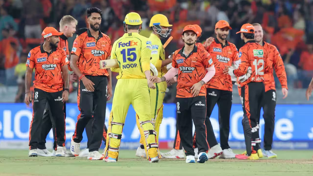 ಆದರೆ ಇಂದು ನಡೆಯಲಿರುವ ಚೆನ್ನೈ ಸೂಪರ್ ಕಿಂಗ್ಸ್ (CSK) ಮತ್ತು ಸನ್ರೈಸರ್ಸ್ ಹೈದರಾಬಾದ್ (SRH) ನಡುವಿನ ಪಂದ್ಯವು ಇಡೀ ಟೂರ್ನಿಯ ಚಿತ್ರಣವನ್ನೇ ಬದಲಿಸಲಿದೆ. ಏಕೆಂದರೆ ಈ ಪಂದ್ಯದಲ್ಲಿ ಎಸ್ಆರ್ಹೆಚ್ ತಂಡ ಗೆದ್ದರೆ ಅತ್ಯುತ್ತಮ ನೆಟ್ ರನ್ ರೇಟ್ನೊಂದಿಗೆ ಪ್ಲೇಆಫ್ಗೇರುವುದು ಕನ್ಫರ್ಮ್ ಆಗಲಿದೆ. (PC: IPL)
