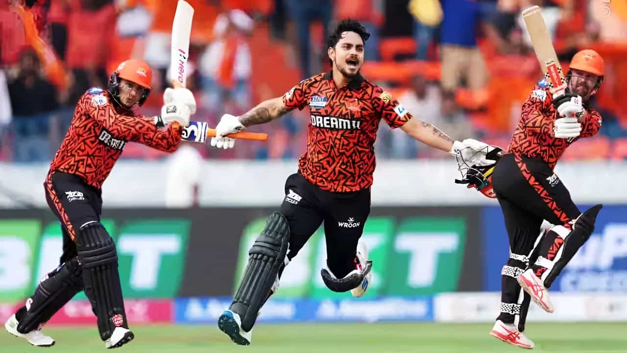 IPL 2026: ಇಂಡಿಯನ್ ಪ್ರೀಮಿಯರ್ ಲೀಗ್ನಲ್ಲಿ ಸನ್ರೈಸರ್ಸ್ ಹೈದರಾಬಾದ್ ತಂಡ ಹೊಸ ಇತಿಹಾಸ ನಿರ್ಮಿಸಿದೆ. ಅದು ಕೂಡ 9ನೇ ಬಾರಿ 200+ ಸ್ಕೋರ್ಗಳಿಸುವ ಮೂಲಕ. ಅಂದರೆ ಒಂದೇ ಸೀಸನ್ನಲ್ಲಿ ಅತೀ ಹೆಚ್ಚು ಬಾರಿ 200+ ಸ್ಕೋರ್ಗಳಿಸಿದ ದಾಖಲೆ ಸನ್ರೈಸರ್ಸ್ ಹೈದರಾಬಾದ್ ತಂಡದ ಪಾಲಾಗಿದೆ. (PC: IPL)