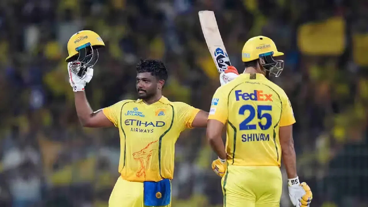 ಈ ದಾಖಲೆಯನ್ನು ಸರಿಗಟ್ಟುವ ಅವಕಾಶ ಸಂಜು ಸ್ಯಾಮ್ಸನ್ ಮುಂದಿತ್ತು. ಈ ಬಾರಿಯ ಐಪಿಎಲ್​ನಲ್ಲಿ ನಡೆದ ಡೆಲ್ಲಿ ಕ್ಯಾಪಿಟಲ್ಸ್ ವಿರುದ್ಧದ ಪಂದ್ಯದಲ್ಲಿ ಸಂಜು ಸ್ಯಾಮ್ಸನ್ ಅಜೇಯ 115 ರನ್ ಬಾರಿಸಿದ್ದರು. ಇದೀಗ 2ನೇ ಪಂದ್ಯದಲ್ಲಿ ಅಜೇಯ 87 ರನ್ ಸಿಡಿಸಿದ್ದಾರೆ. ಒಂದು ವೇಳೆ ಈ ಪಂದ್ಯದಲ್ಲೂ ಸಂಜು ಸ್ಯಾಮ್ಸನ್ ಶತಕ ಪೂರೈಸಿದ್ದರೆ ಈ ಸಾಧನೆ ಮಾಡಿದ 3ನೇ ಬ್ಯಾಟರ್ ಎನಿಸಿಕೊಳ್ಳುತ್ತಿದ್ದರು.