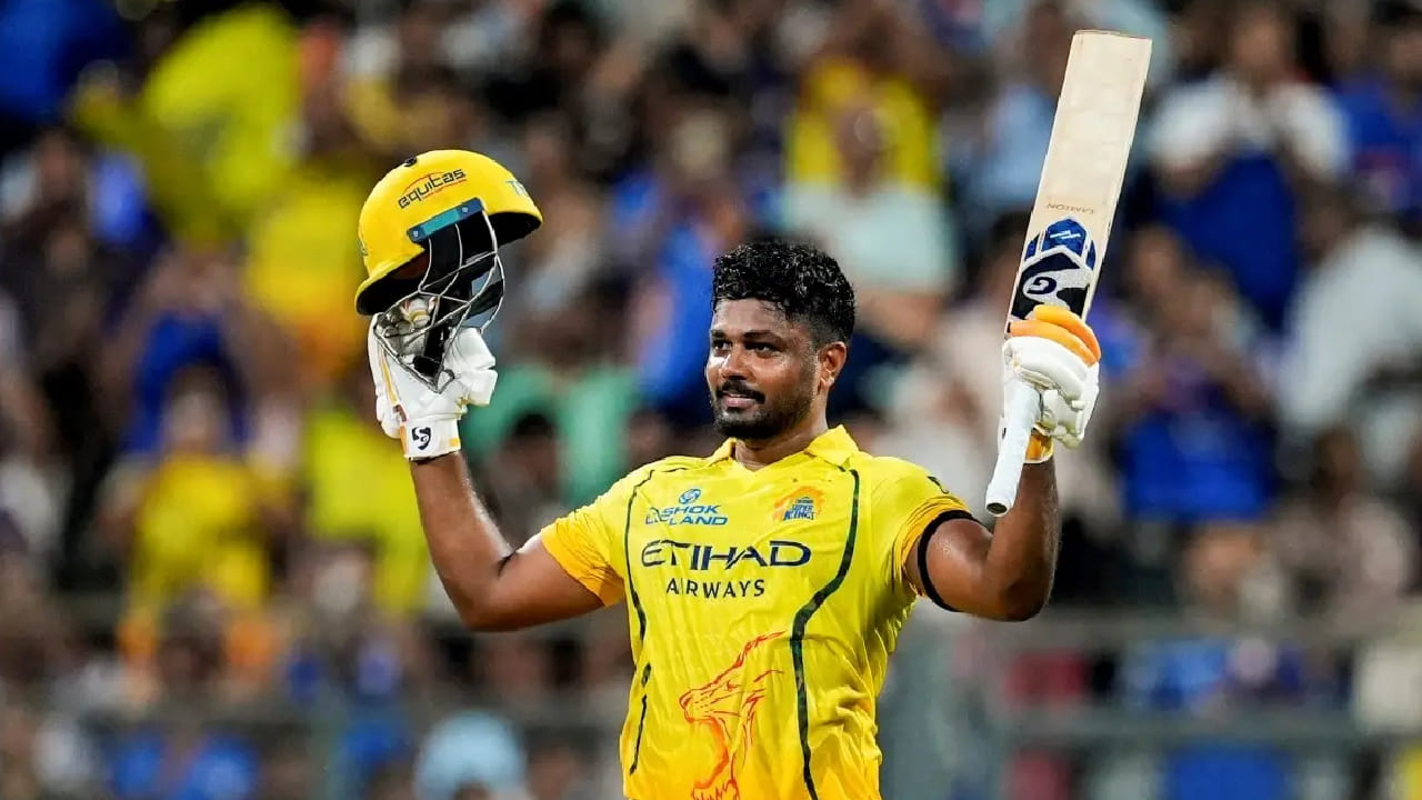 ಡೆಲ್ಲಿ ಕ್ಯಾಪಿಟಲ್ಸ್ ವಿರುದ್ಧದ ಮೊದಲ ಪಂದ್ಯದಲ್ಲಿ 115 ರನ್ ಬಾರಿಸಿದ್ದ ಸಂಜು, ಈ ಬಾರಿ 87 ರನ್ ಮಾತ್ರ ಗಳಿಸಿದ್ದಾರೆ. ಈ ಮೂಲಕ 2 ಪಂದ್ಯಗಳಿಂದ ಒಟ್ಟು 202 ರನ್​ ಕಲೆಹಾಕಿದ್ದಾರೆ. ಒಂದು ವೇಳೆ ದ್ವಿತೀಯ ಪಂದ್ಯದಲ್ಲಿ 95 ರನ್​​ಗಳಿಸಿದ್ದರೆ, ವಿರಾಟ್ ಕೊಹ್ಲಿ (209) ಭರ್ಜರಿ ದಾಖಲೆಯನ್ನು ಮುರಿಯಬಹುದಿತ್ತು. ಆದರೆ ಕೇವಲ 8 ರನ್​ಗಳಿಂದ ಐಪಿಎಲ್​ ವಿಶೇಷ ದಾಖಲೆಯಿಂದ ಸಂಜು ಸ್ಯಾಮ್ಸನ್ ವಂಚಿತರಾಗಿದ್ದಾರೆ.