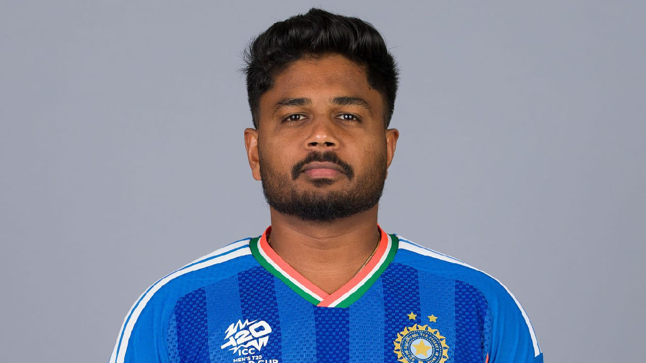 ಸಂಜು ಸ್ಯಾಮ್ಸನ್: ಭಾರತ ಏಕದಿನ ತಂಡದಲ್ಲಿ ಬ್ಯಾಕಪ್ ವಿಕೆಟ್ ಕೀಪರ್ ಆಗಿ ಕಾಣಿಸಿಕೊಳ್ಳುತ್ತಿದ್ದ ಸಂಜು ಸ್ಯಾಮ್ಸನ್ ಅವರನ್ನು ಈ ಬಾರಿ ಆಯ್ಕೆ ಮಾಡಲಾಗಿಲ್ಲ. ಅವರ ಬದಲಿಗೆ ಹೆಚ್ಚುವರಿ ವಿಕೆಟ್ ಕೀಪರ್ ಆಗಿ ಇಶಾನ್ ಕಿಶನ್ ಅವರನ್ನು ಆಯ್ಕೆ ಮಾಡಿದ್ದಾರೆ. (PC: gettyimages)