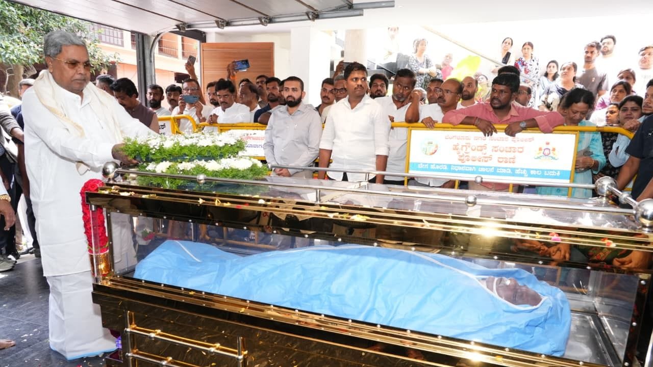 ಸಿಎಂ ಸಿದ್ದರಾಮಯ್ಯ ಸೇರಿದಂತೆ ಪಕ್ಷಾತೀತವಾಗಿ ಹಲವು ನಾಯಕರು ಸುಧಾಕರ್​​ ಅವರ ಅಂತಿಮ ದರ್ಶನ ಪಡೆದಿದ್ದಾರೆ. ಓರ್ವ ಸ್ನೇಹಿತನಾಗಿ ಮತ್ತು ಸಹೋದ್ಯೋಗಿಯಾಗಿ ಅವರ ಜೊತೆಗಿನ ಒಡನಾಟವನ್ನು ಮೆಲುಕು ಹಾಕಿದ್ದಾರೆ. ಚಿತ್ರದುರ್ಗದ ಉಸ್ತುವಾರಿ ಸಚಿವರೂ ಆಗಿದ್ದ ಸುಧಾಕರ್​​ ಅವರ ಪಾರ್ಥಿವ ಶರೀರದ ಅಂತಿಮ ದರ್ಶನಕ್ಕೆ  ಹಿರಿಯೂರಿನ ನೆಹರು ಮೈದಾನದಲ್ಲಿ ವ್ಯವಸ್ಥೆ ಮಾಡಲಾಗಿದೆ.
